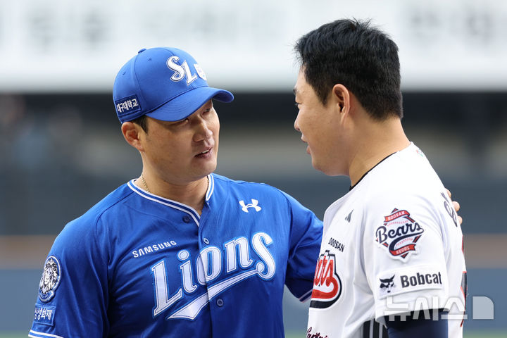 [서울=뉴시스] 권창회 기자 = 28일 서울 송파구 잠실야구장에서 KBO리그 두산 베어스와 삼성라이온즈의 경기 시작에 앞서 열린 오승환 은퇴투어 기념행사에서 삼성 오승환이 두산 양의지와 대화하고 있다. 2025.08.28. kch0523@newsis.com