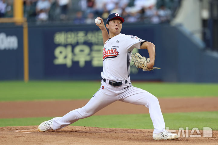 [서울=뉴시스] 권창회 기자 = 28일 서울 송파구 잠실야구장에서 열린 KBO리그 두산 베어스와 삼성라이온즈의 경기, 1회 초 두산 선발투수 최민석이 역투하고 있다. 2025.08.28. kch0523@newsis.com