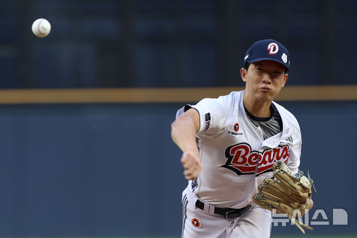 [서울=뉴시스] 권창회 기자 = 28일 서울 송파구 잠실야구장에서 열린 KBO리그 두산 베어스와 삼성라이온즈의 경기, 1회 초 두산 선발투수 최민석이 역투하고 있다. 2025.08.28. kch0523@newsis.com