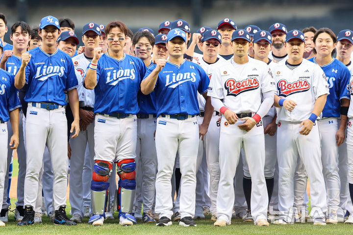 [서울=뉴시스] 권창회 기자 = 28일 서울 송파구 잠실야구장에서 KBO리그 두산 베어스와 삼성라이온즈의 경기 시작에 앞서 열린 오승환 은퇴투어 기념행사에서 오승환을 비롯한 삼성 선수들과 두산 선수들이 기념촬영을 하고 있다. 2025.08.28. kch0523@newsis.com
