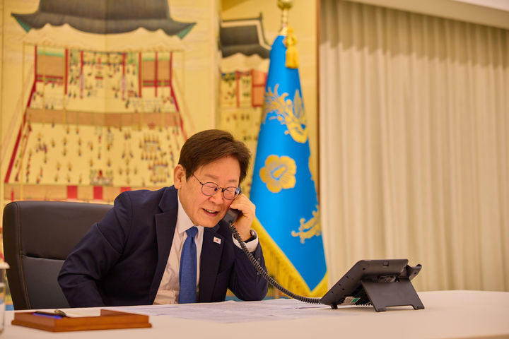 [서울=뉴시스] 최동준 기자 = 이재명 대통령이 28일 서울 한남동 관저에서 에모말리 라흐몬 타지키스탄 대통령과 통화하고 있다. (사진=대통령실 제공) 2025.08.28. photo@newsis.com *재판매 및 DB 금지