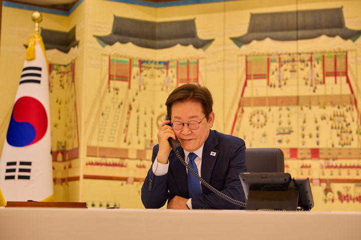 [서울=뉴시스] 최동준 기자 = 이재명 대통령이 28일 서울 한남동 관저에서 사디르 자파로프 키르기스스탄 대통령과 통화하고 있다. (사진=대통령실 제공) 2025.08.28. photo@newsis.com *재판매 및 DB 금지