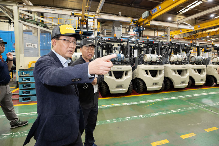 [서울=뉴시스] 김성환 환경부 장관이 28일 인천광역시 동구 소재 두산밥캣코리아 생산 공장을 방문하여 전기 지게차 생산과정을 살펴보고 있다. (사진=환경부 제공) 2025.08.28. photo@newsis.com *재판매 및 DB 금지