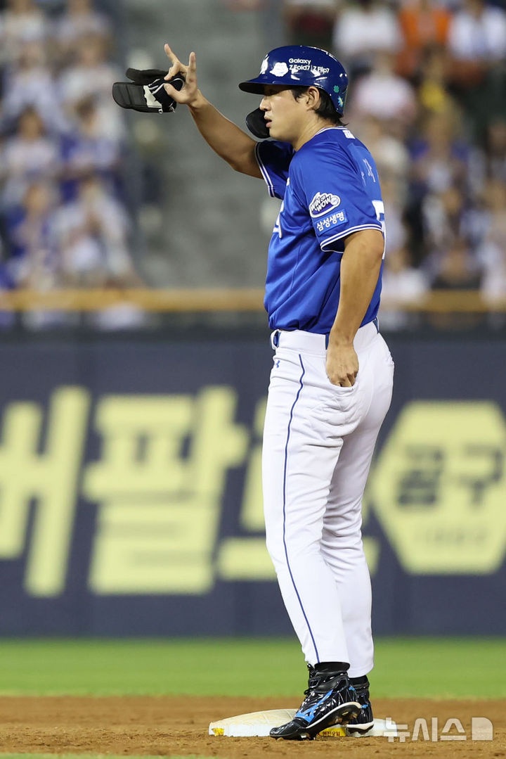 [서울=뉴시스] 권창회 기자 = 28일 서울 송파구 잠실야구장에서 열린 KBO리그 두산 베어스와 삼성라이온즈의 경기, 5회 초 2사 주자 1,2루 삼성 구자욱이 2타점 2루타를 친 뒤 기뻐하고 있다. 2025.08.28. kch0523@newsis.com