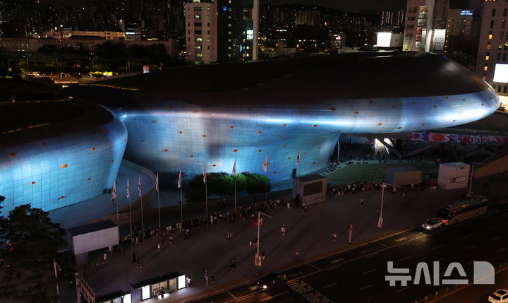 [서울=뉴시스] 조성우 기자 = 28일 오후 서울 중구 동대문디자인플라자(DDP) 외벽에 '서울라이트 DDP 2025 가을' 미디어파사드 작품이 나오고 있다. 2025.08.28. xconfind@newsis.com