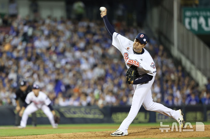 [서울=뉴시스] 권창회 기자 = 28일 서울 송파구 잠실야구장에서 열린 KBO리그 두산 베어스와 삼성라이온즈의 경기, 7회 초 두산 이영하가 역투하고 있다. 2025.08.28. kch0523@newsis.com