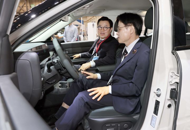 [서울=뉴시스] 김정관 산업통상자원부 장관이 28일 부산 해운대구 벡스코에서 열린 기후산업국제박람회(WCE) 2025 전시회를 관람하고 있다. (사진=산업통상자원부 제공) 2025.08.28. photo@newsis.com *재판매 및 DB 금지