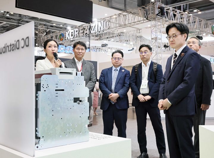 [서울=뉴시스] 김정관 산업통상자원부 장관이 28일 부산 해운대구 벡스코에서 열린 기후산업국제박람회(WCE) 2025 전시회를 관람하고 있다. (사진=산업통상자원부 제공) 2025.08.28. photo@newsis.com *재판매 및 DB 금지