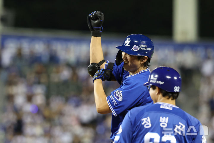 [서울=뉴시스] 권창회 기자 = 28일 서울 송파구 잠실야구장에서 열린 KBO리그 두산 베어스와 삼성라이온즈의 경기, 7회 초 1사 주자 3루서 삼성 구자욱이 1타점 적시타를 치고 기뻐하고 있다. 2025.08.28. kch0523@newsis.com