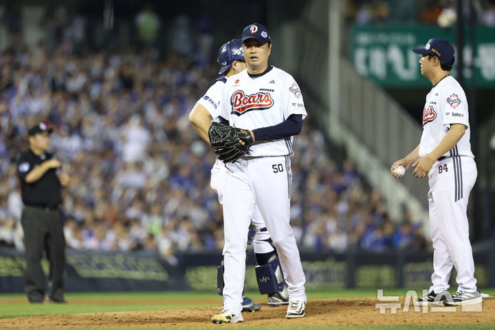 [서울=뉴시스] 권창회 기자 = 28일 서울 송파구 잠실야구장에서 열린 KBO리그 두산 베어스와 삼성라이온즈의 경기, 7회초 1사 3루 삼성 구자욱에 동점 적시타를 내준 두산 투수 이영하가 마운드를 내려가고 있다. 2025.08.28. kch0523@newsis.com