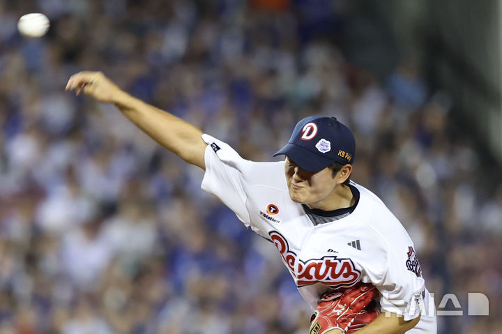 [서울=뉴시스] 권창회 기자 = 28일 서울 송파구 잠실야구장에서 열린 KBO리그 두산 베어스와 삼성라이온즈의 경기, 9회 초 두산 김택연이 역투하고 있다. 2025.08.28. kch0523@newsis.com