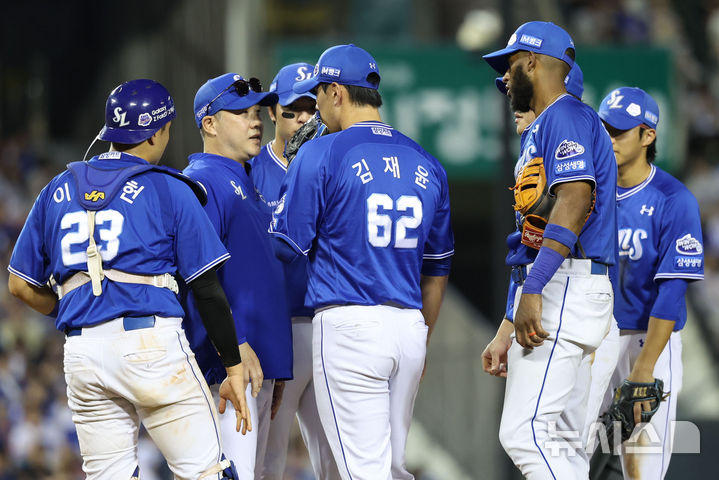 [서울=뉴시스] 권창회 기자 = 28일 서울 송파구 잠실야구장에서 열린 KBO리그 두산 베어스와 삼성라이온즈의 경기, 9회 말 2사 주자1,2루 삼성 박진만 감독이 마운드에 올라 선수들에게 지시하고 있다. 2025.08.28. kch0523@newsis.com