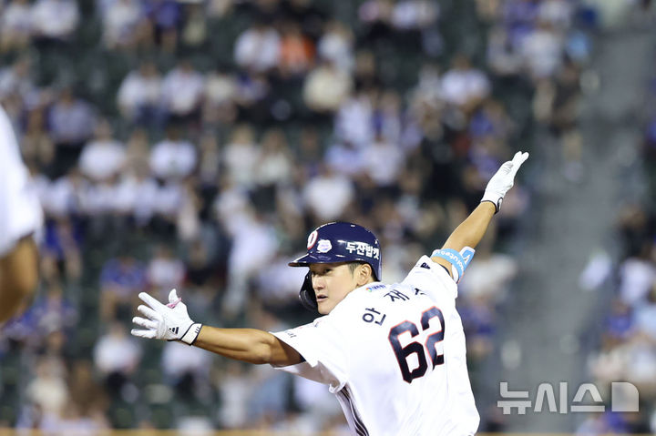 [서울=뉴시스] 권창회 기자 = 28일 서울 송파구 잠실야구장에서 열린 KBO리그 두산 베어스와 삼성라이온즈의 경기, 10회말 2사 주자 1,2루 상황 끝내기 2루타를 친 두산 안재석이 포효하고 있다. 2025.08.28. kch0523@newsis.com