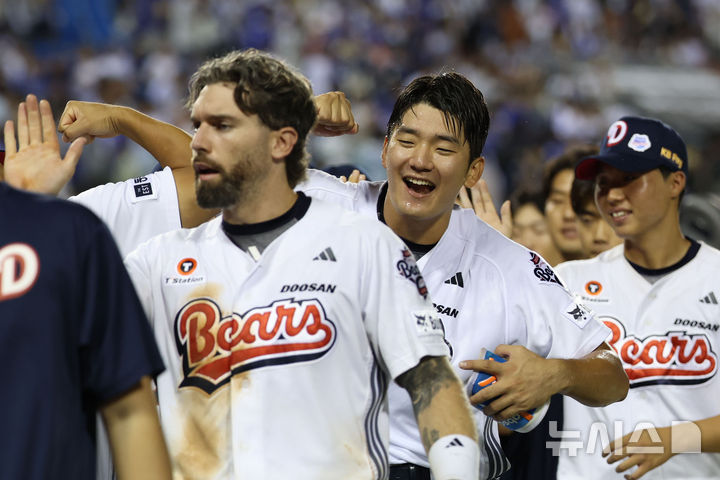 [서울=뉴시스] 권창회 기자 = 28일 서울 송파구 잠실야구장에서 열린 KBO리그 두산 베어스와 삼성라이온즈의 경기, 연장 끝내기로 승리한 두산 안재석을 비롯한 선수들이 기뻐하고 있다. 2025.08.28. kch0523@newsis.com