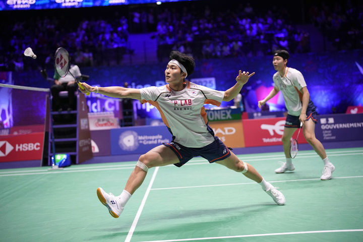 [파리=AP/뉴시스] 김원호(왼쪽)와 서승재가 27일(현지 시간) 프랑스 파리 아디다스 아레나에서 열린 2025 세계배드민턴연맹(BWF) 세계선수권대회 남자 복식 16강전에서 바가스 마울라나-레오 롤리 카르난도 조(인도네시아)와 경기하고 있다. 김원호-서승재가 2-1(17-21 21-9 21-4) 역전승을 거두고 8강에 올랐다. 2025.08.29.