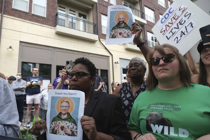 [애틀랜타=AP/뉴시스]28일(현지 시간) 조지아 애틀랜타에서 질병통제예방센터(CDC) 노동자 및 지지자들이 기관을 떠나는 과학자들을 지지하기 위해 모여 있다. 2025.08.29.