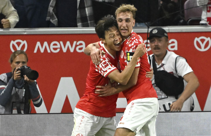 [마인츠=AP/뉴시스] 마인츠의 이재성(왼쪽)이 28일(현지 시간) 독일 마인츠의 메바 아레나에서 열린 2025-26 유럽축구연맹(UEFA) 콘퍼런스리그(UECL) 플레이오프(PO) 2차전 로센보르그(노르웨이)와 경기 전반 44분 팀 3번째 골을 넣은 넬슨 바이퍼를 축하하고 있다. 이재성은 전반 43분 팀 두 번째 골을 넣었고 마인츠는 4-1로 승리해 1,2차전 합산 점수 5-3으로 이기면서 UECL 본선에 진출했다. 2025.08.29.