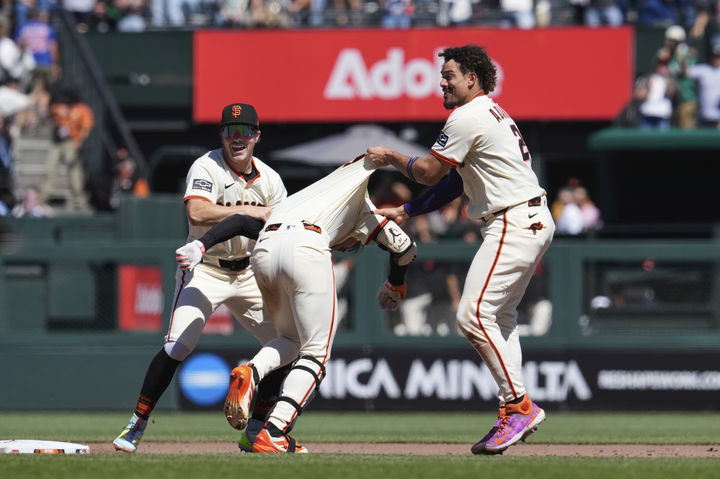 [샌프란시스코=AP/뉴시스] 샌프란시스코 자이언츠의 이정후(가운데)가 28일(현지 시간) 미 캘리포니아주 샌프란시스코 오라클 파크에서 열린 2025 메이저리그 시카고 컵스와의 경기 9회 말 1사 1,2루 3-3 상황에서 끝내기 적시타를 친 후 동료들의 축하를 받고 있다. 이정후는 4타수 2안타 1타점을 기록했고, 샌프란시스코는 4-3으로 승리하며 5연승을 기록했다. 2025.08.29.