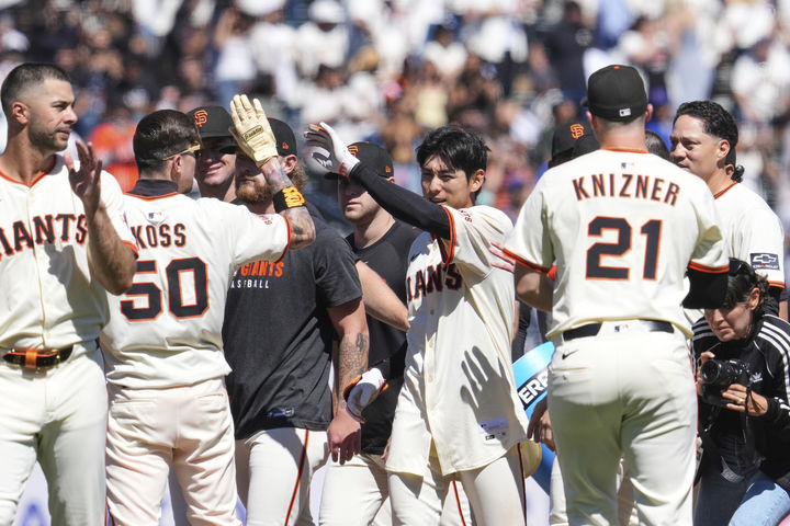 [샌프란시스코=AP/뉴시스] 샌프란시스코 자이언츠의 이정후(가운데)가 28일(현지 시간) 미 캘리포니아주 샌프란시스코 오라클 파크에서 열린 2025 메이저리그 시카고 컵스와의 경기 9회 말 1사 1,2루 3-3 상황에서 끝내기 적시타를 친 후 동료들의 축하를 받고 있다. 이정후는 4타수 2안타 1타점을 기록했고, 샌프란시스코는 4-3으로 승리하며 5연승을 기록했다. 2025.08.29.