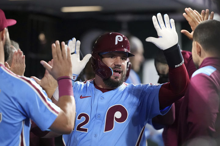 [필라델피아=AP/뉴시스] 메이저리그 필라델피아 필리스의 거포 카일 슈와버가 29일(한국 시간) 미국 펜실베이니아주 필라델피아의 시티즌스뱅크 파크에서 벌어진 2025 MLB 애틀랜타 브레이브스와의 경기에 2번 지명타자로 선발 출전해 2회 홈런을 친 뒤 동료들과 기뻐하고 있다. 2025.08.29.