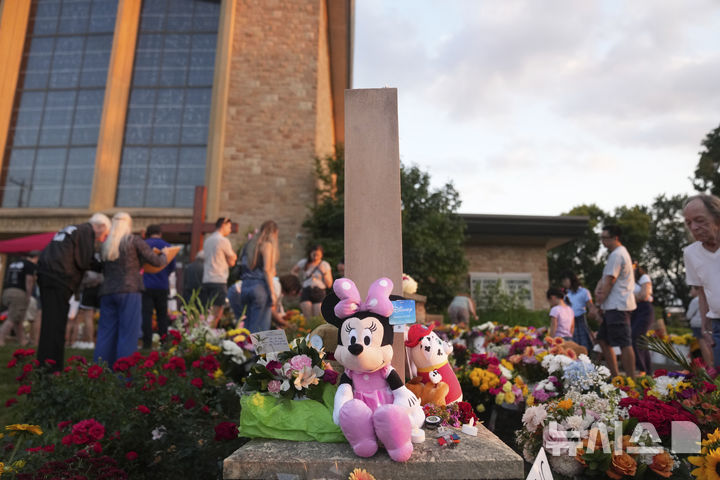 [미니애폴리스=AP/뉴시스] 28일(현지 시간) 미국 미네소타주 미니애폴리스의 가톨릭 학교 성당 앞에 총격 사건으로 숨진 희생자들을 추모하는 물품이 놓여져 있다. 2025.08.29.