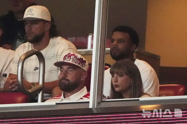 [미주리주=AP/뉴시스] 최근 약혼을 발표한 테일러 스위프트와 미국프로풋볼(NFL) 캔자스시티 치프스 소속 트래비스 켈시가 28일(현지 시간) 미국 미주리주 캔자스시티 애로헤드 스타디움에서 열린 신시내티와 네브래스카의 NCAA 대학 미식축구 경기를 보고 있다. 2025.08.29.