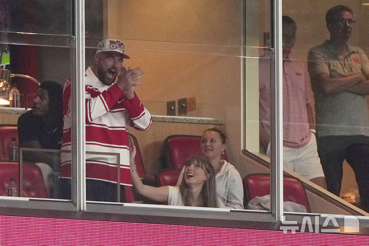 [미주리주=AP/뉴시스] 최근 약혼을 발표한 테일러 스위프트와 미국프로풋볼(NFL) 캔자스시티 치프스 소속 트래비스 켈시가 28일(현지 시간) 미국 미주리주 캔자스시티 애로헤드 스타디움에서 열린 신시내티와 네브래스카의 NCAA 대학 미식축구 경기를 보고 있다. 2025.08.29.