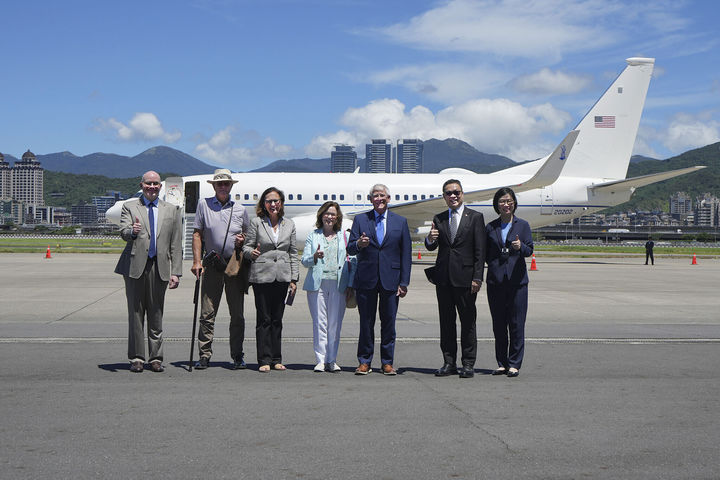 [타이페이=AP/뉴시스] 29일 대만 타이베이 쑹산공항에 도착해 사진 촬영을 하고 있는 미국 상원 군사위원회 위원장인 로저 위커 의원(공화·미시시피)과 뎁 피셔 의원(공화·네브래스카) 등 미 상원 군사위 대표단으로 대만 외교부가 공개한 사진. 2025.08.29