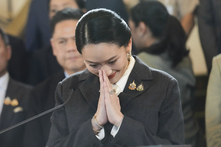 [방콕(태국)=AP/뉴시스]패통탄 친나왓 태국 총리가 29일 헌법재판소로부터 해임 판결을 받은 후 기자회견 도중 제스처를 취해 보이고 있다. 그녀는 재판소의 판결을 수용하지만 태국 국민으로서 태국 국민을 위해 일했다는 나의 진정선에 대해서는 자신있게 내세울 수 있다고 말했다. 2025.08.29.