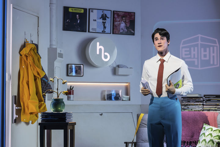 [뉴욕=AP/뉴시스] 브로드웨이 무대에 오르고 있는 뮤지컬 '어쩌면 해피엔딩'