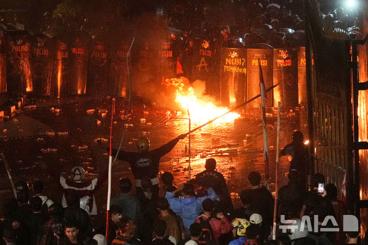 [자카르타=AP/뉴시스] 29일 인도네시아 수도 자카르타에서 하원의원들의 고액 주거수당에 항의하는 시위대가 경찰에 화염병을 던지며 시위를 벌이고 있다. 25일부터 시작된 시위로 전국에서 최소 4명이 사망했다. 2025.08.31. 