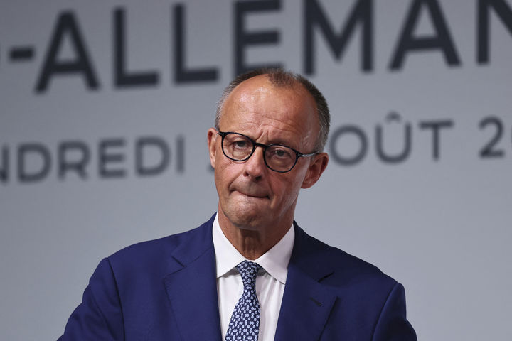 [툴롱=AP/뉴시스] 프리드리히 메르츠 독일 총리가 지난달 29일(현지 시간) 프랑스 툴롱에서 에마뉘엘 마크롱 프랑스 대통령과 공동 기자회견하고 있다. 2025.09.01.