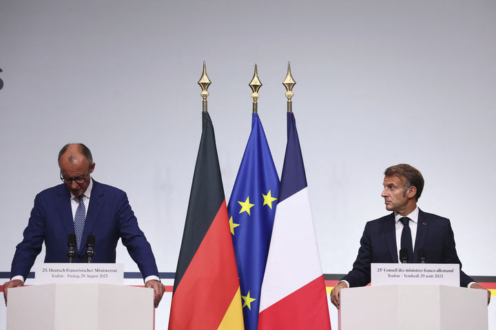 [툴롱(프랑스)=AP/뉴시스] 29일(현지 시간) 프랑스와 독일이 최근 러시아의 대규모 공습 이후 우크라이나에 추가적인 방공체계를 제공하기로 했다. 사진은 이날 에마뉘엘 마크롱 프랑스 대통령(오른쪽)이 프리드리히 메르츠 독일 총리와 프랑스 남부 툴롱에서 공동 기자회견을 갖고 있는 모습. 2025.08.30 