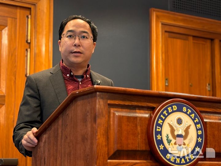 [워싱턴=뉴시스]이윤희 특파원 = 앤디 김(민주·뉴저지) 미국 상원의원이 28일(현지 시간) 미국 워싱턴DC 상원 건물에서 한국 특파원들과 만나 발언하고 있다. 2025.08.29.