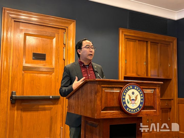 [워싱턴=뉴시스]이윤희 특파원 = 앤디 김(민주·뉴저지) 미국 상원의원이 28일(현지 시간) 미국 워싱턴DC 상원 건물에서 한국 특파원들과 만나 발언하고 있다. 2025.08.29. 