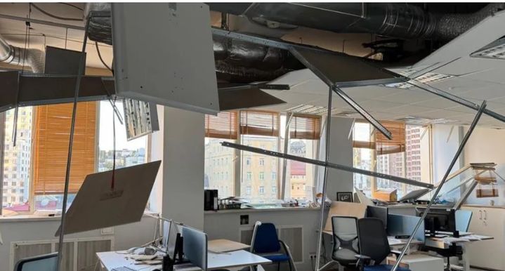  [서울=뉴시스] 27일 러시아의 우크라이나 수도 키이우 공습으로 피해를 입은 유럽연합(EU) 대표부 사무실의 천장이 무너지는 등 아수라장이 됐다.(출처: BBC) 2025.08.29. *재판매 및 DB 금지