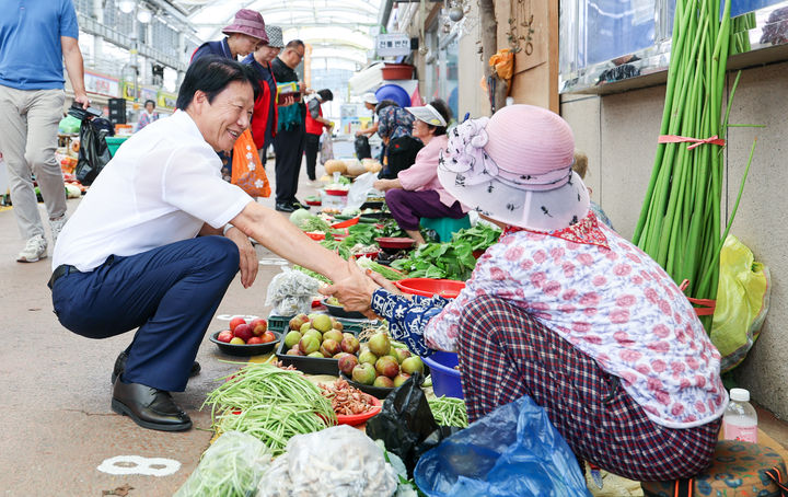 [성주=뉴시스] 이병환 군수가 전통시장을 찾아 상인들의 애로사항을 듣고 있다. (사진=성주군 제공) 2025.08.29 photo@newsis.com *재판매 및 DB 금지