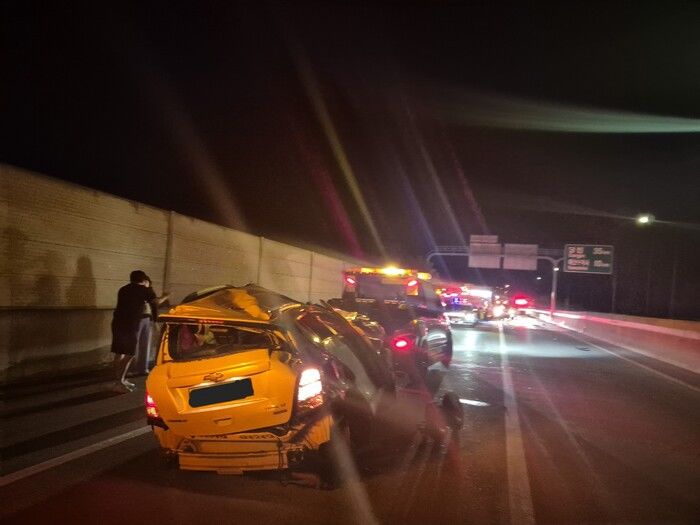 [예산=뉴시스] 지난 28일 밤 당진영덕고속도로 대전방향 35㎞지점 신양IC부근에서 3중 추돌사고가 나 사고 수습이 진행되고 있다. (사진=예산소방서 제공) 2025.08.29. photo@newsis.com&nbsp;&nbsp; *재판매 및 DB 금지