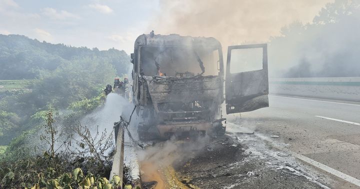[영주=뉴시스] 영주시 장수면 소룡리 중앙고속도로 춘천방향 217K 지점에서 주행 중인 탱크로리에서 화재가 발생해 전소했다. (사진=경북소방본부 제공) 2025.08.29. photo@newsis.com *재판매 및 DB 금지