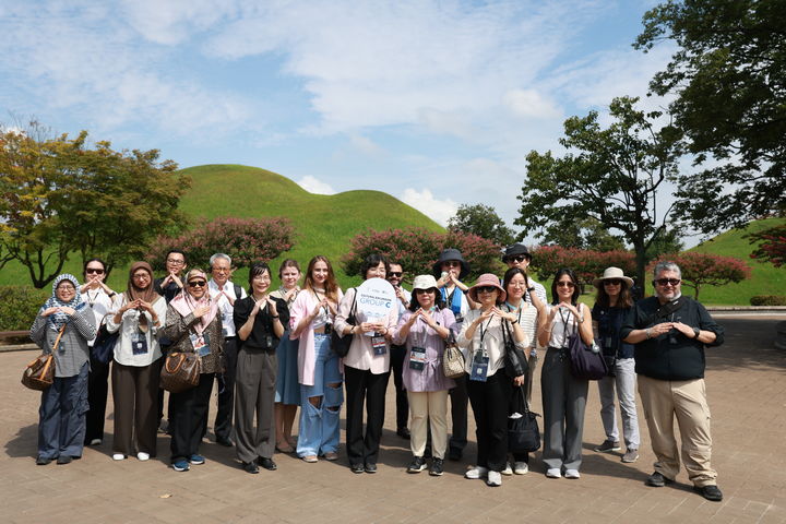 [안동=뉴시스] 28일 경주 관광에 나선' 2025 아시아태평양경제협력체(APEC) 문화산업고위급대화' 대표단. (사진=경북도 제공) 2025.08.29. photo@newsis.com *재판매 및 DB 금지