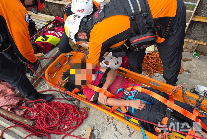 [서귀포=뉴시스] 29일 오전 7시26분께 제주 서귀포시 법환동 호텔 신축 공사장에서 작업자가 4~5m 아래로 추락하는 사고가 발생했다. 출동한 소방 구조대가 작업자를 구조하고 있다. (사진=제주도소방안전본부 제공) 2025.08.29. photo@newsis.com *재판매 및 DB 금지