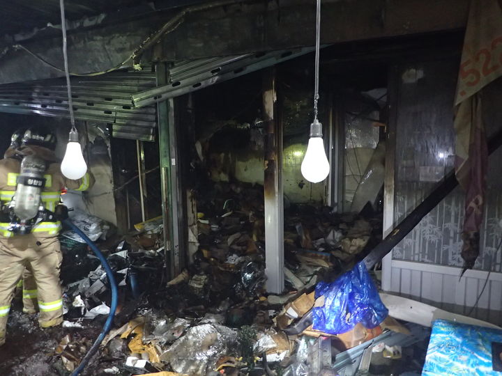 [대전=뉴시스] 지난 28일 밤 대전 서구 도마시장의 한 건어물 점포에서 불이 나 현장에 출동한 소방대원이 진화에 나서고 있다. (사진=대전서부소방서 제공) 2025.08.29. photo@newsis.com *재판매 및 DB 금지