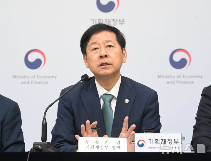 [세종=뉴시스] 구윤철 경제부총리 겸 기획재정부 장관이 28일 정부세종청사에서 중앙동에서 열린 '2026년 예산안 및 '25~'29년 국가재정운용계획' 상세브리핑에서 발언하고 있다. (사진 = 기재부 제공) 2025.08.29. 