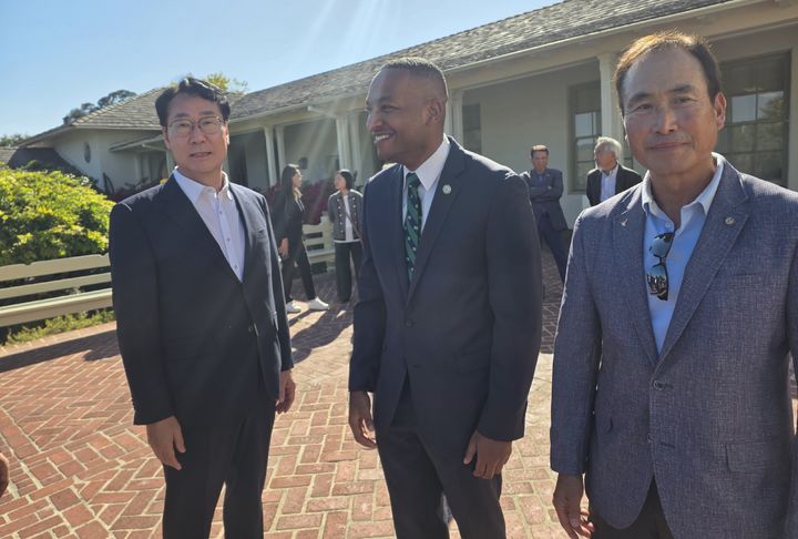 [미국 몬터레이=뉴시스]이준구 기자 =정명근 화성시장을 환영하고 있는 윌리엄슨 시장과 이응찬 미주 한인회총연합회 수석 부회장.2025.08.28.caleb@newsis.com *재판매 및 DB 금지