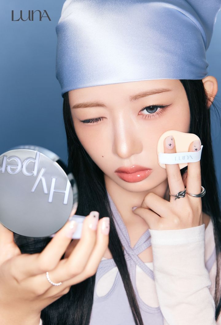 [서울=뉴시스] 애경산업은 자사 메이크업 전문 브랜드 ‘루나(LUNA)’가 걸그룹 아이브(IVE) 멤버 레이(REI)와 함께한 가을·겨울 시즌 화보를 공개했다고 29일 밝혔다.(사진=애경산업 제공) *재판매 및 DB 금지
