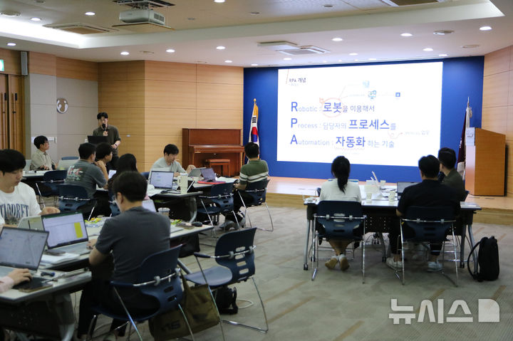 [서울=뉴시스] 서울 종로구 유진개발원에서 진행된 '2025년 유진그룹 승진자 교육'에 유진그룹 주요 계열사의 직원들이 참여하고 있다. (사진=유진그룹 제공)