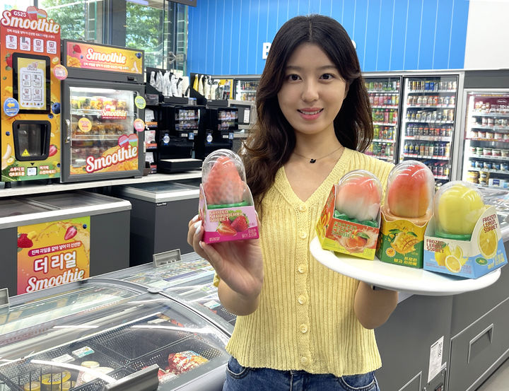 [서울=뉴시스] GS리테일이 운영하는 편의점 GS25가 SNS(소셜서비스)에서 글로벌 화제를 모으고 있는 과일 모양 아이스크림 '프로즌 소르베' 시리즈의 신제품 '프로즌 딸기 소르베'를 출시했다고 29일 밝혔다. (사진=GS리테일 제공) *재판매 및 DB 금지