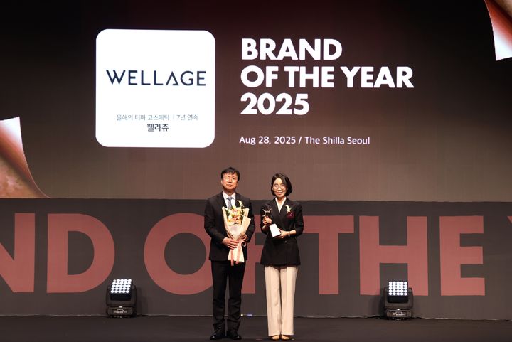 [서울=뉴시스] 지난 28일 신라호텔에서 열린 ‘2025 올해의 브랜드대상’ 시상식에서 휴젤 화장품본부 조정민 상무(오른쪽)가 기념사진 촬영을 하고 있다. (사진=휴젤 제공) 2025.08.29. photo@newsis.com *재판매 및 DB 금지