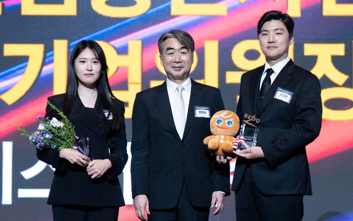 [서울=뉴시스] 28일 오후 서울 중구 롯데호텔에서 열린 제7회 뉴시스 한류엑스포(2025 K-엑스포)에서 데브시스터즈 조길현(오른쪽) 대표이사, 이은지 CIPO(왼쪽)에게 국회 산업통산자원 중소벤처기업위원장상을 수여한 뒤 기념촬영 하고 있다. *재판매 및 DB 금지