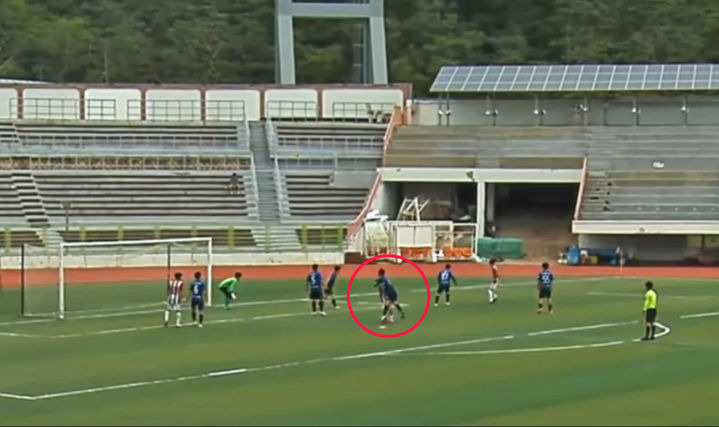 [서울=뉴시스] 지난 24일 서울 용산구 효창공원운동장에서 열린 서울시민리그에서 중랑구 축구 클럽 FC BK의 19번 선수가 강북구 축구 클럽 FC피디아 선수의 후두부를 가격하는 모습. (사진=유소년스포츠TV) *재판매 및 DB 금지